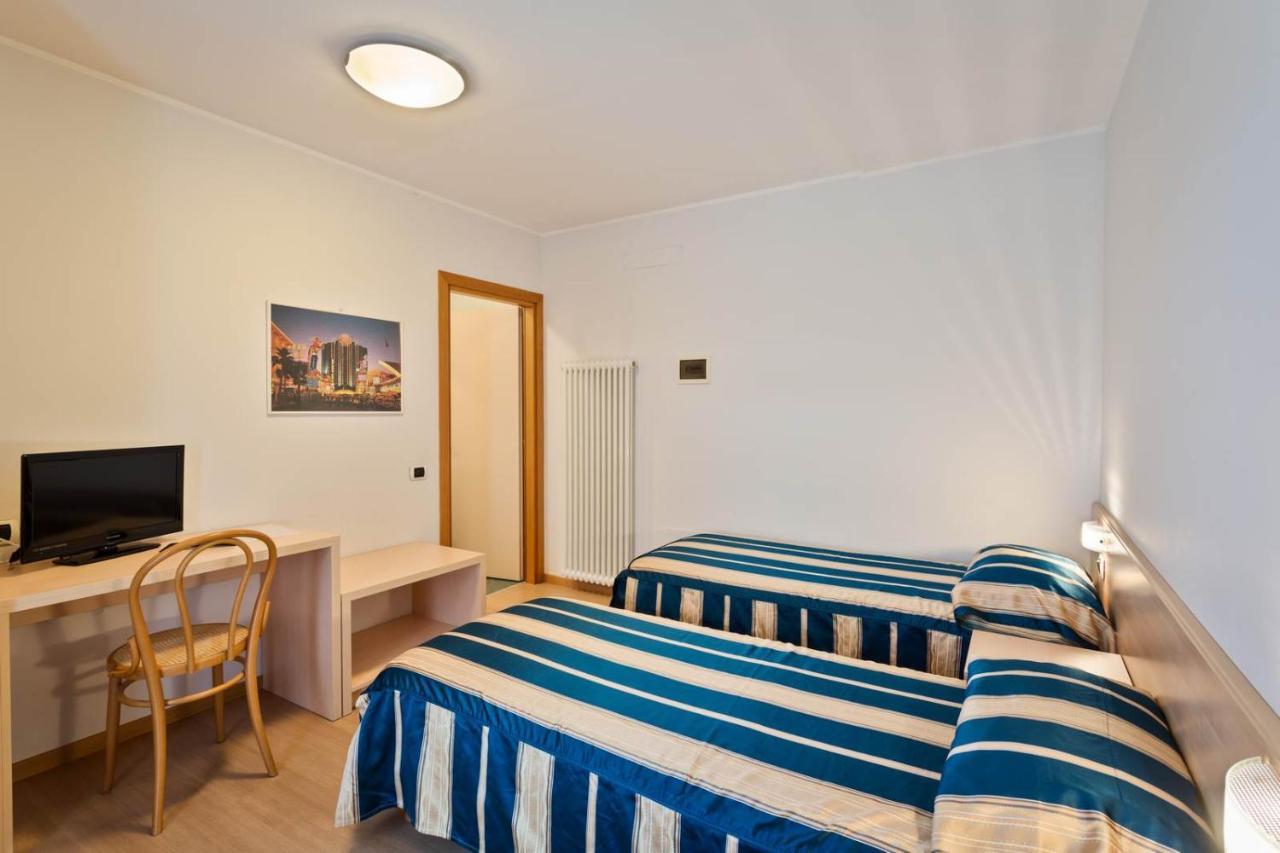 Hotel Due Laghi Padergnone Екстериор снимка
